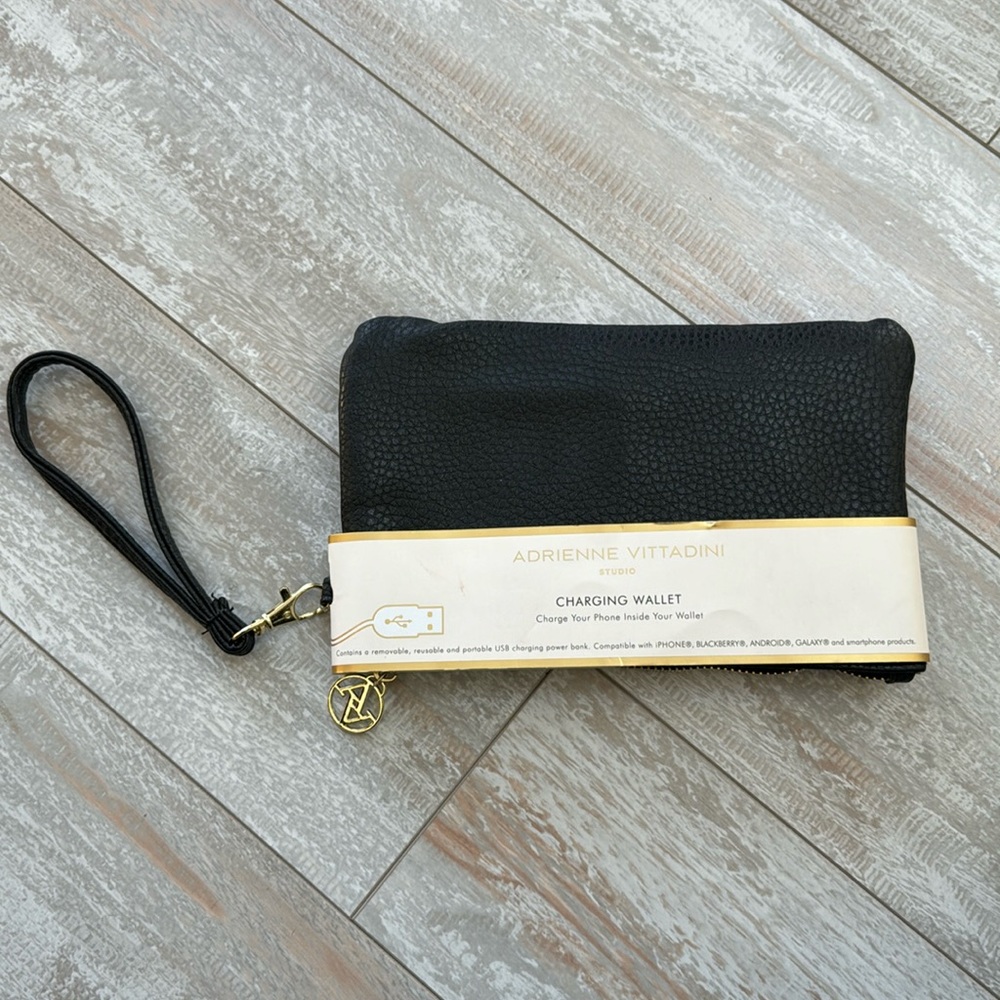 Adrienne Vittadini Charging‎ Wallet Wristlet
